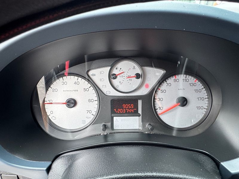 Peugeot Partner (2011) 1.6 HDi, 7 míst - fotka 17 z 29