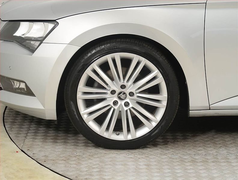 Škoda Superb (2018) 1.6 TDI, Navi, Tempomat - fotka 15 z 19