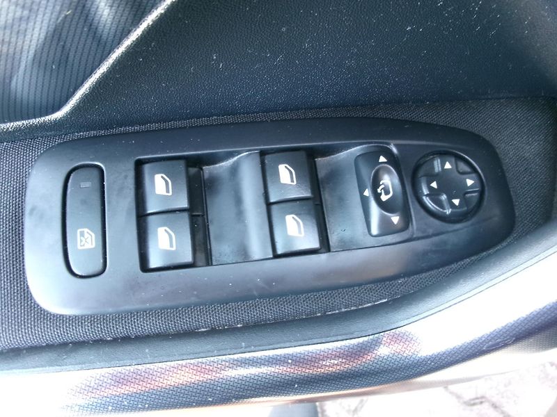 Peugeot 2008 (2015) 1,6 BlueHDI AC TEMP USB - fotka 11 z 26