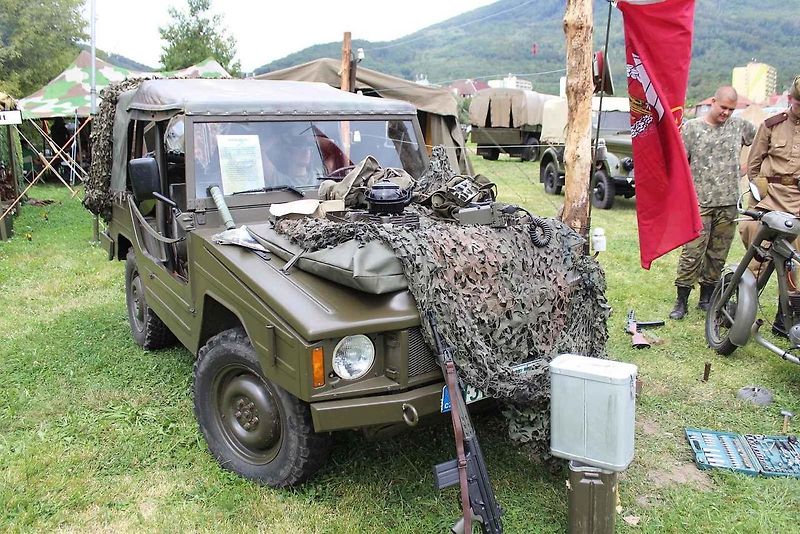 Majitel Tatry 128 František Zimmermann za volantem. Jeho vůz byl středem pozornosti vojenského kempu v Oseku u Duchcova.