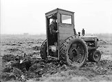 Traktor Farmall H v Holandsku, vylepšený podomácku vyrobenou dřevěnou kabinou.