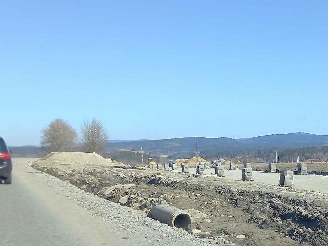 Stavba D3 u Dolního Dvořiště s novou silnicí k Rybníku.