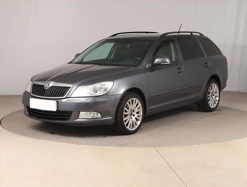 Škoda Octavia (2010) Elegance 2.0 TDI, Xenony - fotka 2 z 15