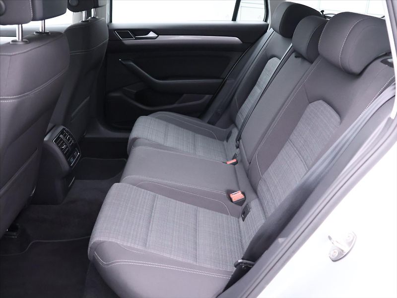Volkswagen Passat 2,0 TDI 110kW DSG 1.Maj. DPH - fotka 15 z 39