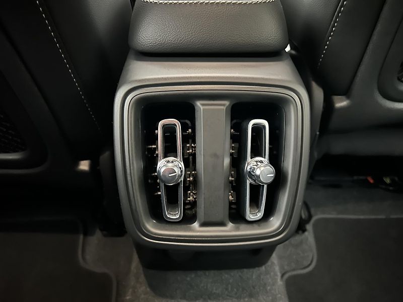 Volvo XC40 2.0 B3 ESSENTIAL - fotka 29 z 30