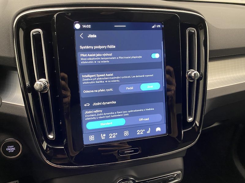 Volvo XC40 (2025) B3 AUT DARK PLUS - fotka 37 z 48