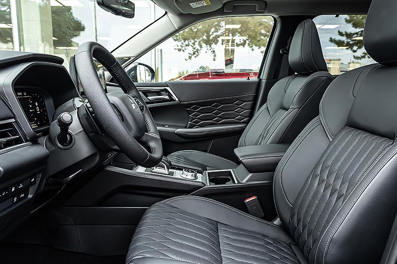 Mitsubishi Outlander (2025) 2,4 PHEV 4WD  Instyle - fotka 14 z 26