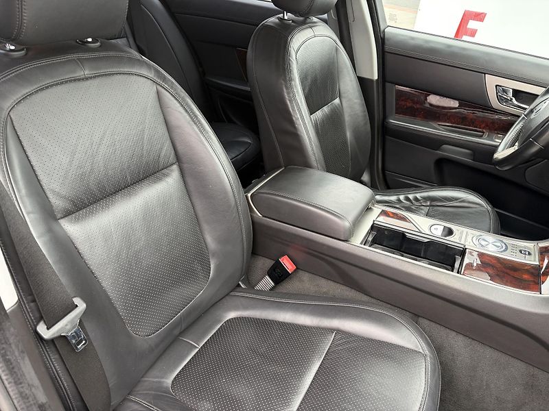 Jaguar XF (2010) 3.0 V6D - fotka 22 z 28