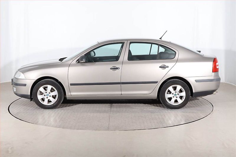 Škoda Octavia (2011) 1.6, Serv.kniha, Tempomat - fotka 3 z 19