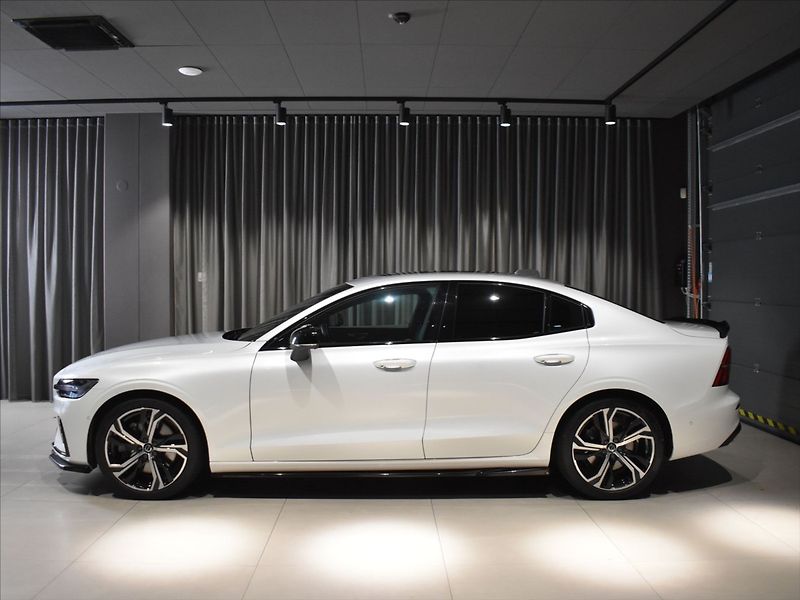 Volvo S60 2,0 B5 AWD Ultra Pano,Headup - fotka 2 z 25