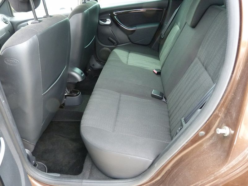Dacia Duster 1.6 16v Laureáte - fotka 12 z 17