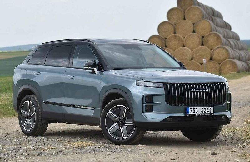 V motorovém prostoru plug-in hybridů jsou dva agregáty.