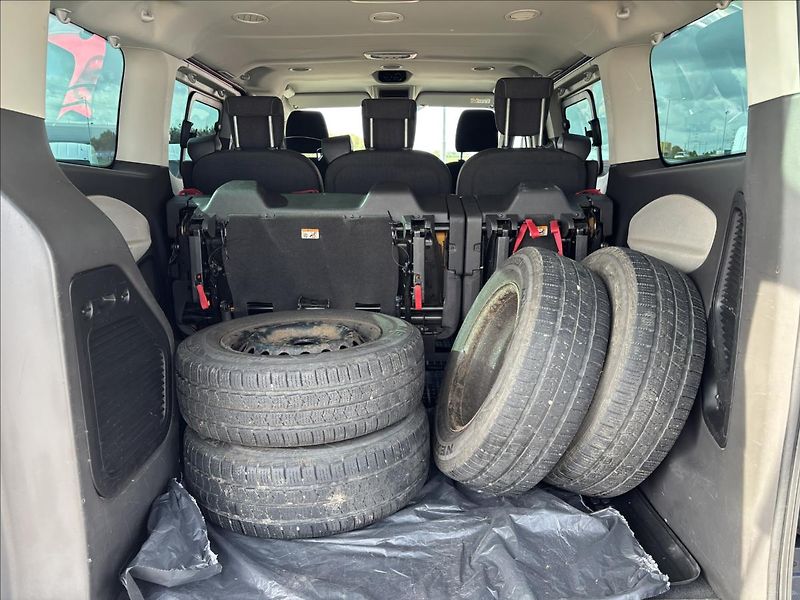 Ford Tourneo Custom 2,2 TDCi 92kW L1 - fotka 11 z 34