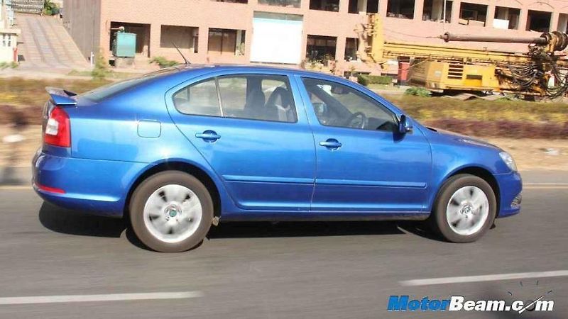 Škoda Octavia se v Čině jmenuje Ou Ya. A je natažená do délky.