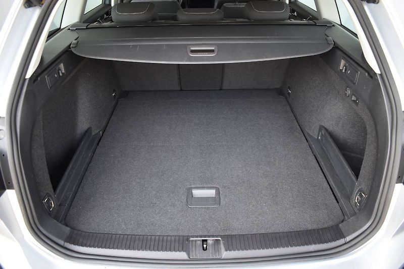 Volkswagen Passat Variant (2023) 2.0TDI 110kW DSG, LED, tažné - fotka 12 z 23