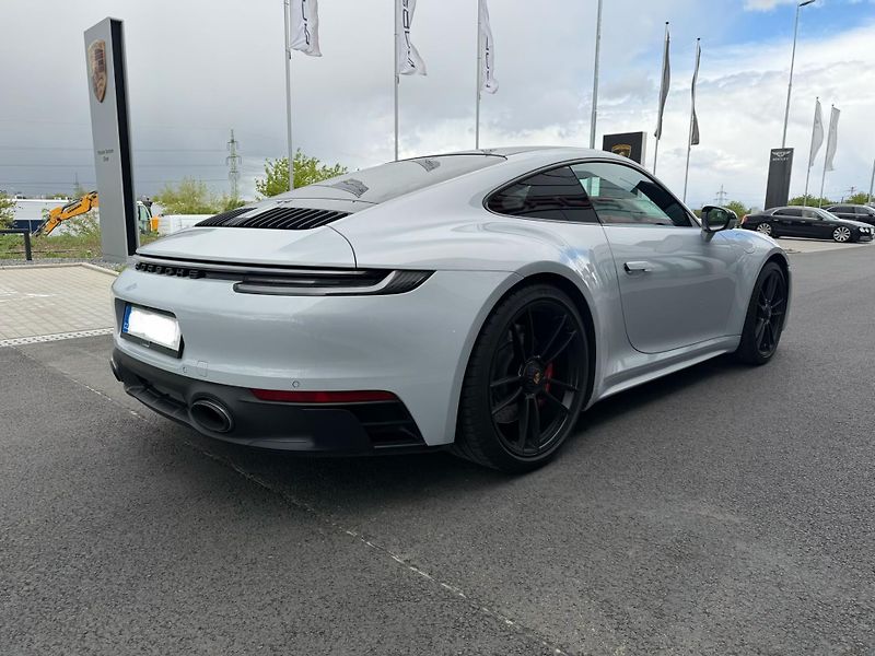 Porsche 911 (2023) Carrera 4 GTS - fotka 5 z 24