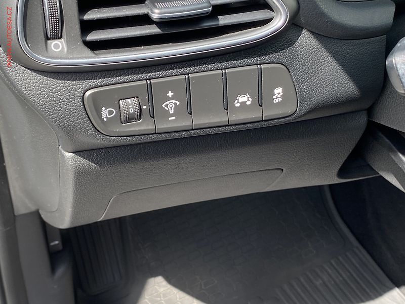 Hyundai i30 (2018) 1.0 TGDi, ČR, AC, tempo - fotka 12 z 18