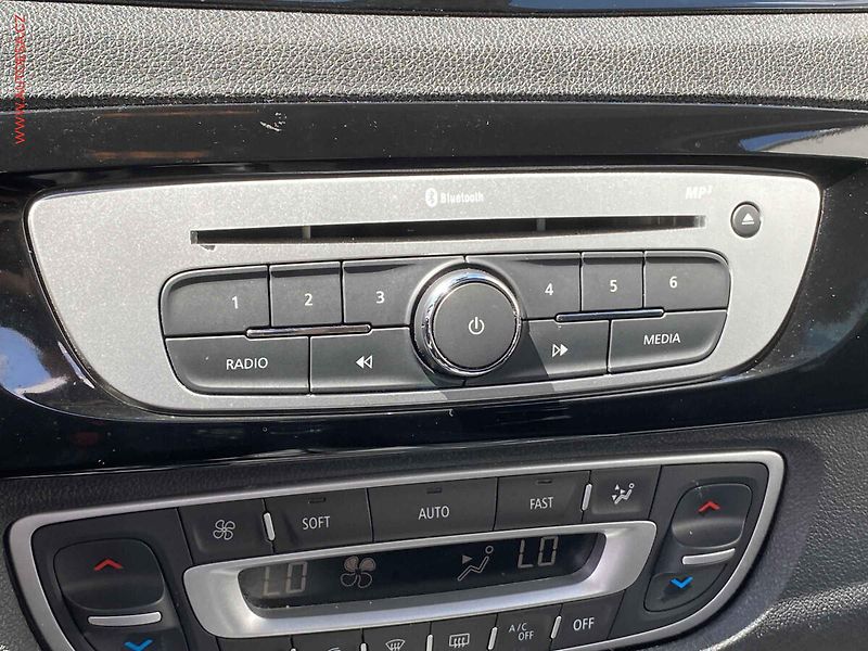 Renault Scénic (2016) 1.5dCi, BOSE, AT, kamera - fotka 15 z 17