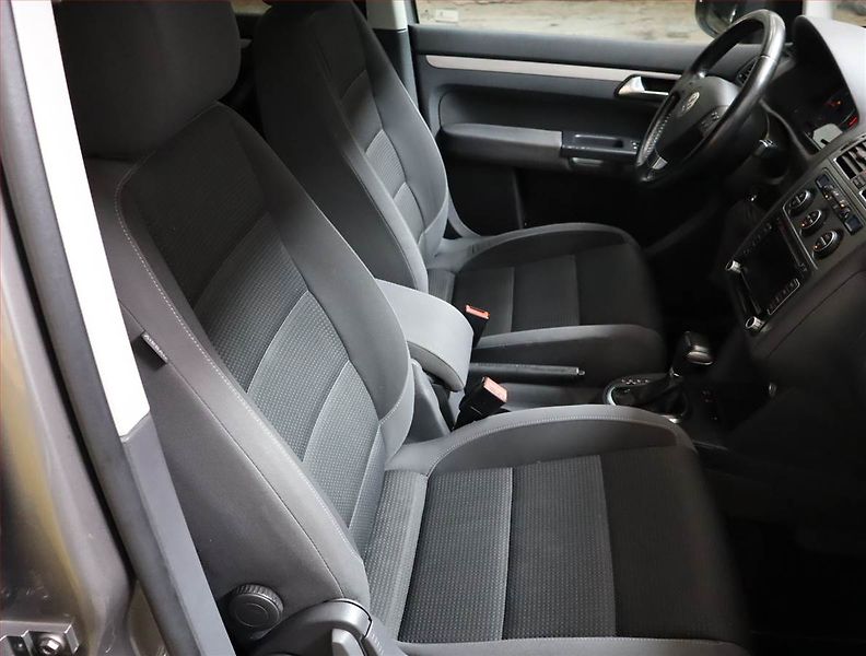 Volkswagen Touran (2009) 2.0 TDI, nová STK, Tažné - fotka 9 z 18