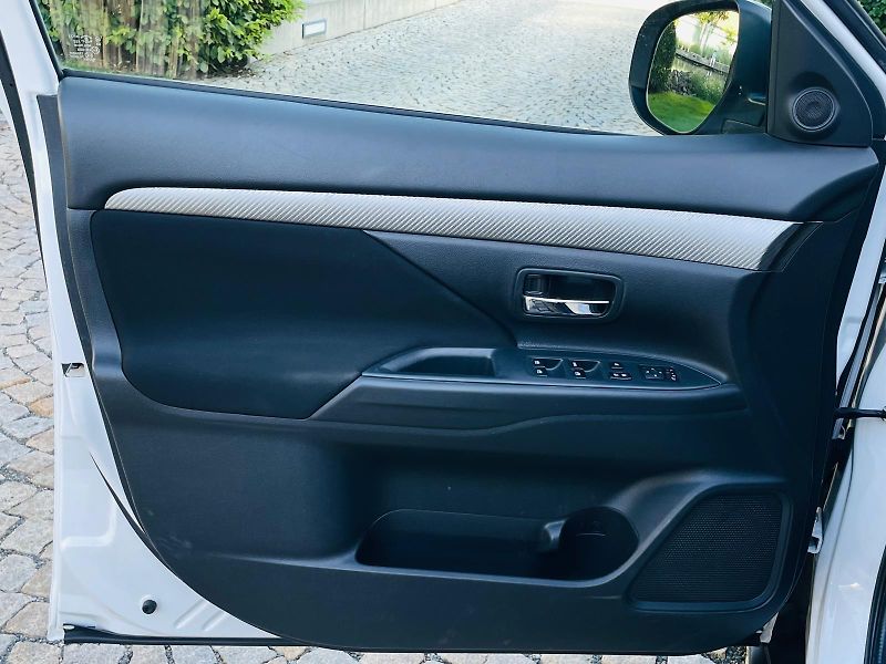Mitsubishi Outlander 2.0i 1.MAJITEL SERVISKA TAŽNÉ - fotka 29 z 46