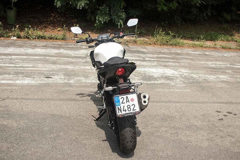 Na pohled velká motorka bude ergonomicky příjemná i pro holky a menší jezdce.