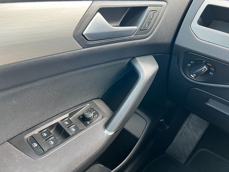 Volkswagen Touran (2023) 1.5TSi 110kW DSG! 7-míst! Navi - fotka 24 z 37
