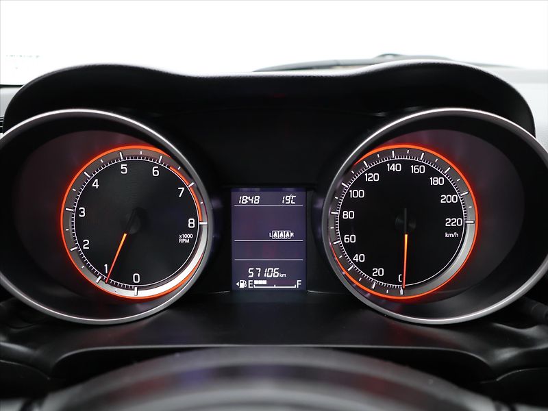 Suzuki Swift 1,2 DualJet 66kW Comfort 1.Maj - fotka 16 z 31