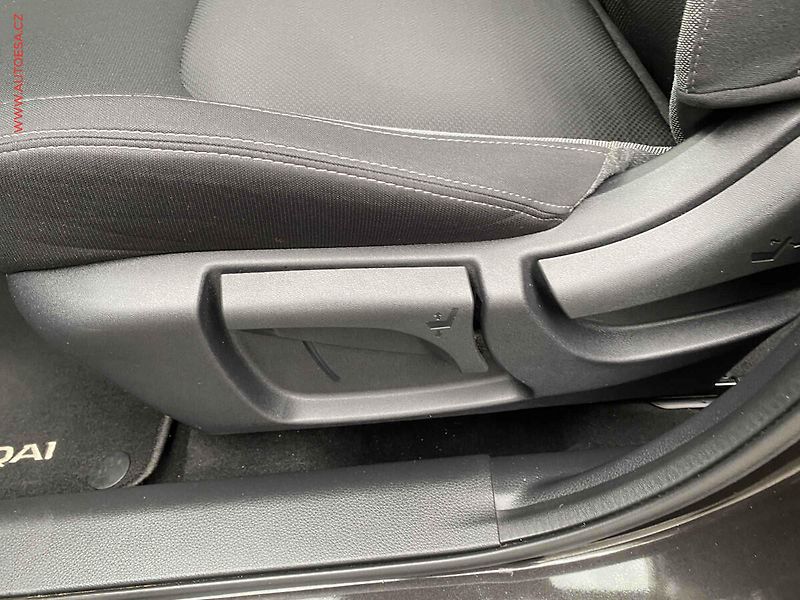 Nissan Qashqai (2018) 1.2 DIG-T, Panor, navi - fotka 14 z 17