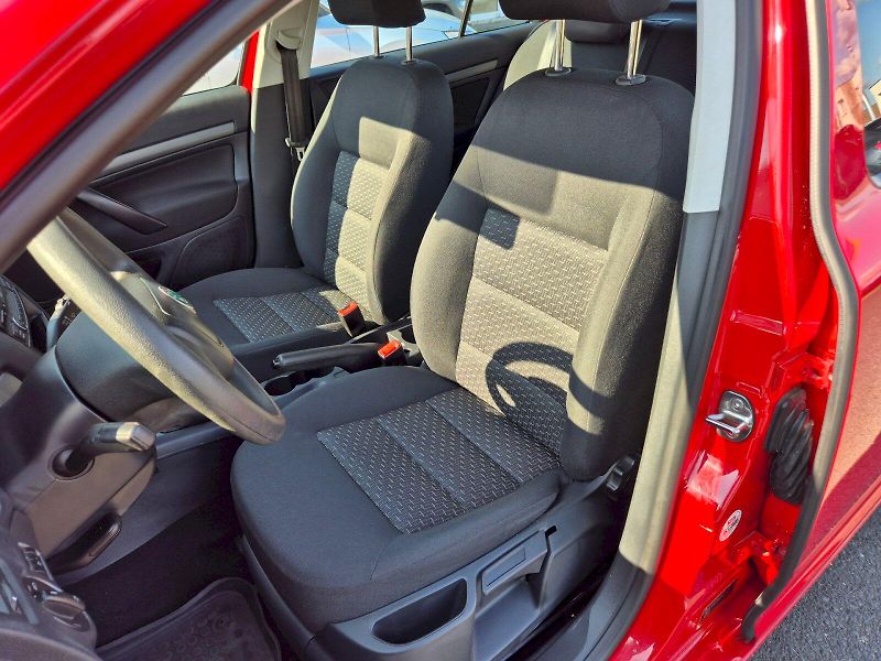 Škoda Octavia (2012) TOUR II. 1,6MPI 75KW 5°manuáln - fotka 17 z 27