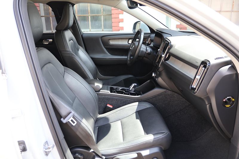 Volvo XC40 (2020) D3 AWD Inscription - fotka 10 z 24