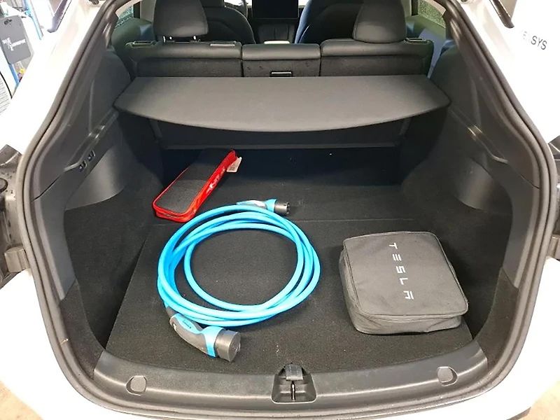 Tesla Model Y (2022) Long Range Dual Motor 4×4  - fotka 5 z 5