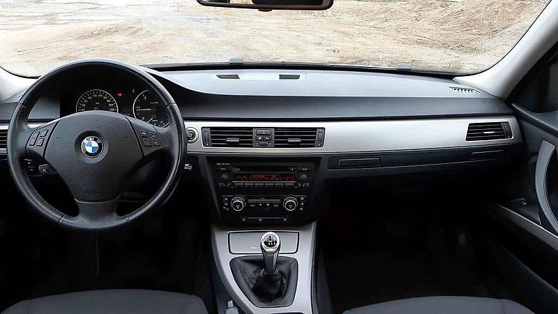 Přední část jakoby byla z většího vozu, než ta zadní. Tuto asymetrii ale BMW dotáhlo do extrému až u některých kusů jedničkové řady.