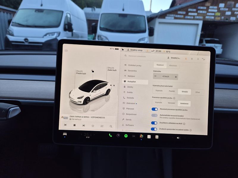 Tesla Model 3 STANDART RANGE 239w SOH 96,5% - fotka 24 z 48