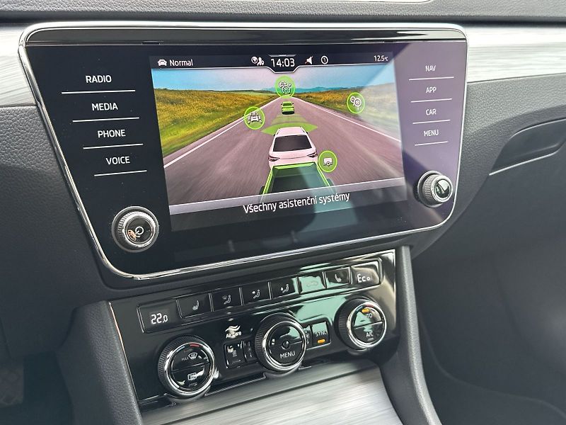 Škoda Superb (2020) Combi 1.4 TSI iV DSG Ambition - fotka 23 z 35