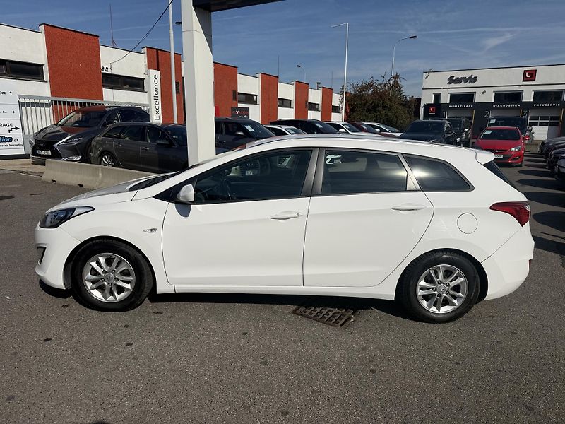 Hyundai i30 1.6 - fotka 9 z 23