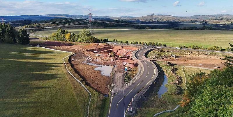 Stavba dálnice D6 mezi Knínicemi a Bošovem na hranici Karlovarského a Ústeckého kraje.