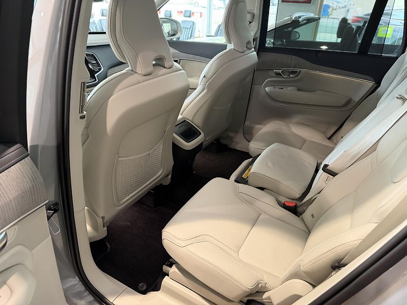 Volvo XC90 B6 AWD Ultimate Bright 7míst - fotka 12 z 30