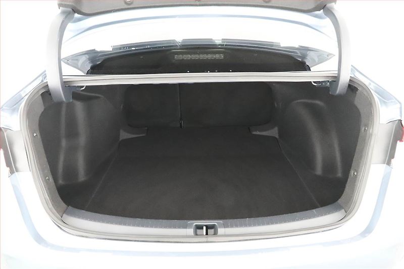 Toyota Corolla (2020) 1.8 Hybrid - fotka 14 z 15