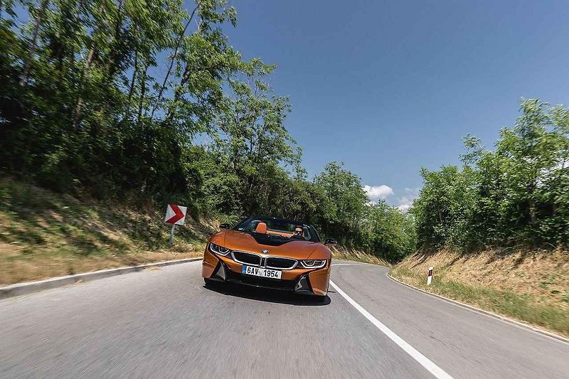 BMW i8 Roadster a M5.