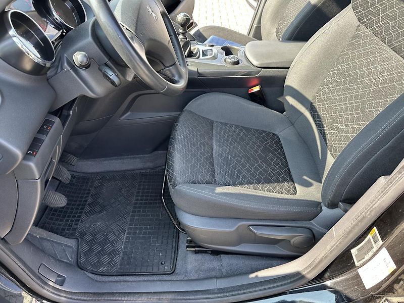 Peugeot 3008 (2015) Acttive 1.6HDi 88kW Navi 1maj - fotka 34 z 47