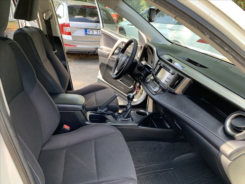 Toyota RAV4 2,2 D-4D AWD,ČR - fotka 21 z 25