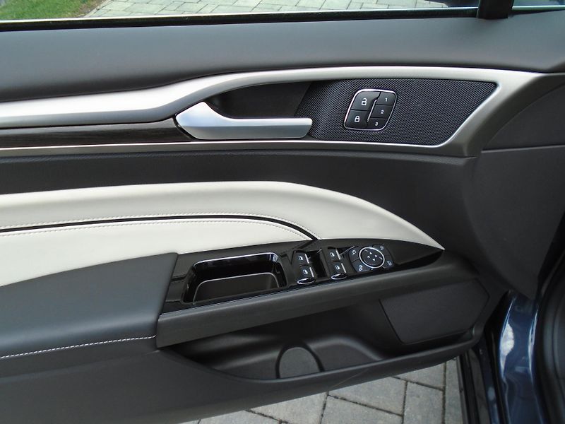 Ford Mondeo 2.0HYBRID 187PS VIGNALE ecvT - fotka 17 z 41