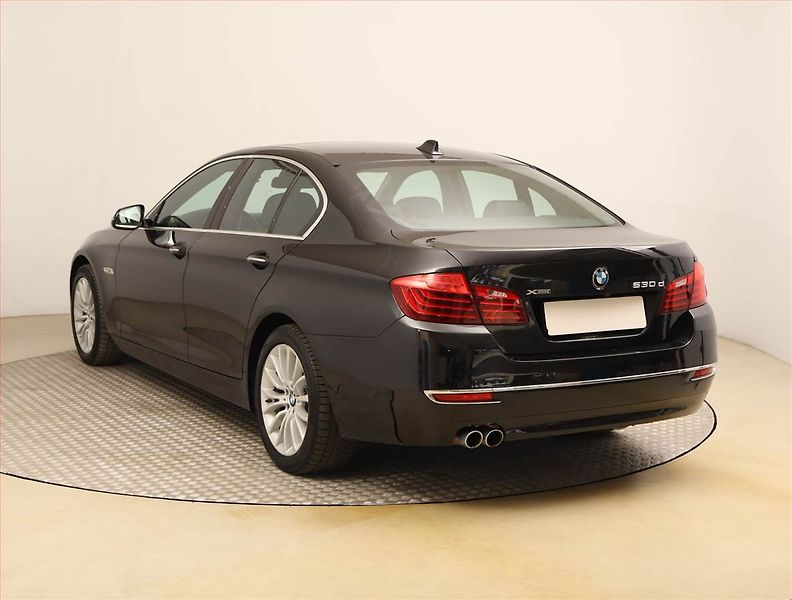 BMW Řada 5 (2015) Luxury Line 530d xDrive, 4X4 - fotka 4 z 32