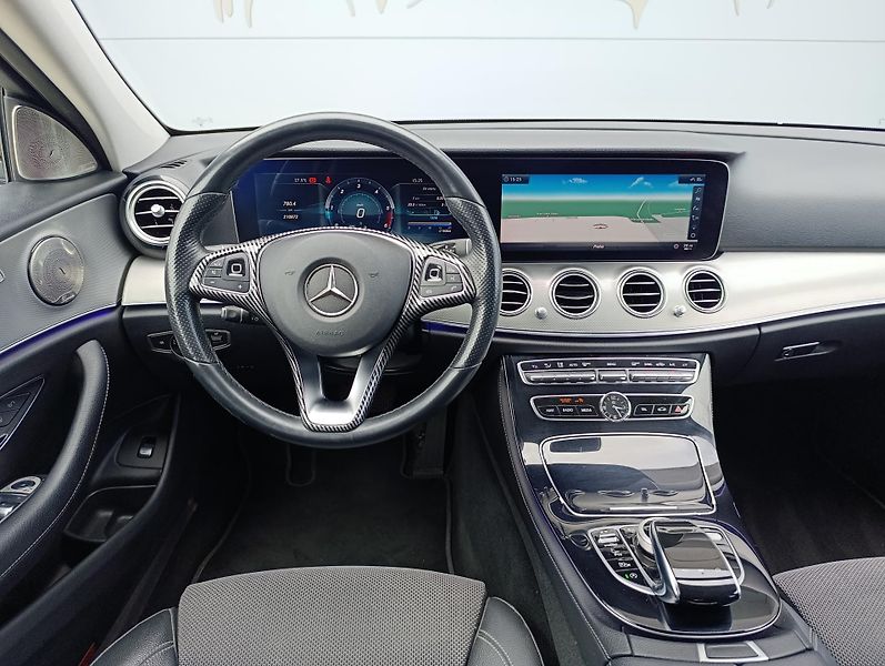 Mercedes-Benz Třídy E 220d 143kW 4MATIC ČR  - fotka 22 z 34