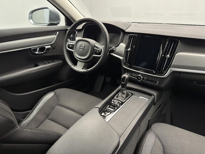 Volvo V90 D4 MOMENTUM PRO  - fotka 23 z 52