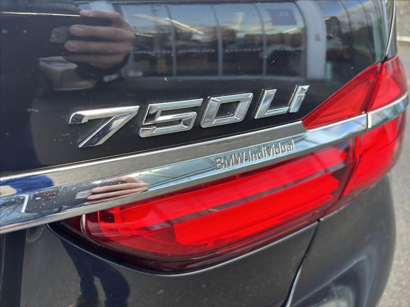 BMW Řada 7 4,4 i 750Li xDrive Individual - fotka 33 z 39