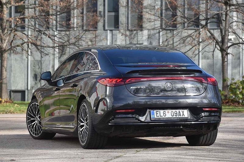 Mercedes AMG EQE 43 4Matic poslouží k reprezentaci i k zábavě