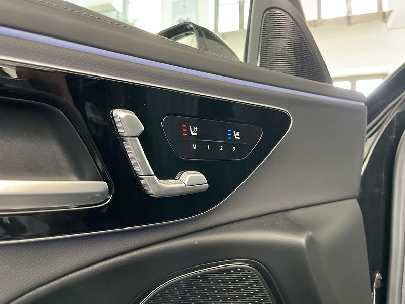 Mercedes-Benz Třídy E 220d 4Matic AMG - fotka 13 z 28