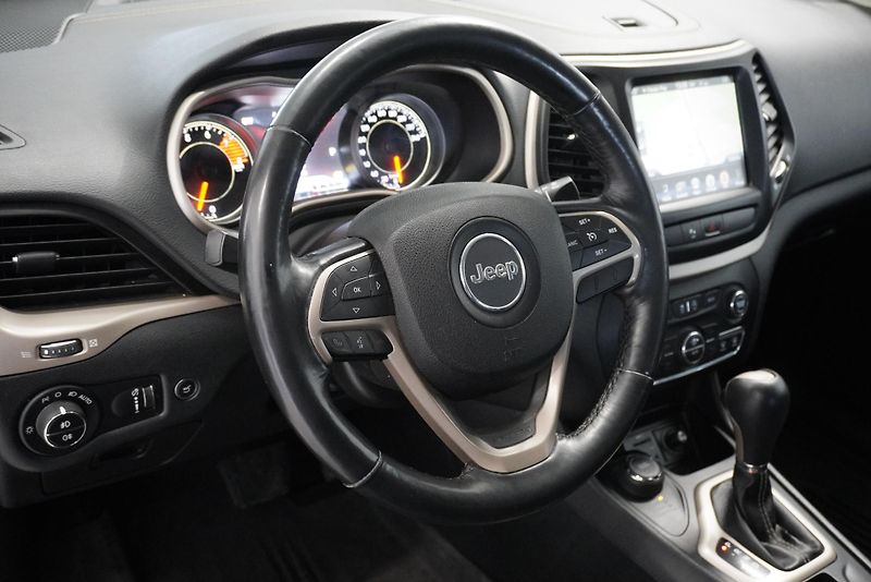 Jeep Cherokee 3,2I V6 LIMITED 4X4 AUT. - fotka 12 z 30