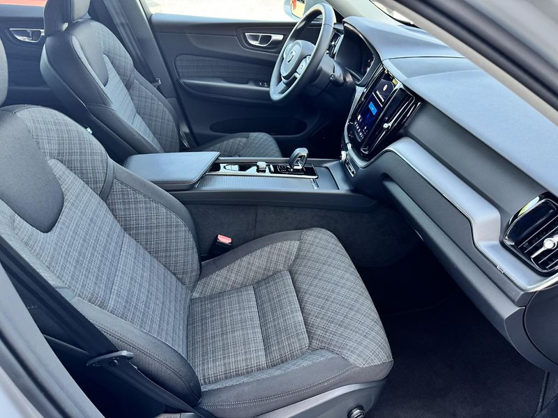 Volvo XC60 B5 AWD (benzín) CORE 1.maj. - fotka 21 z 46